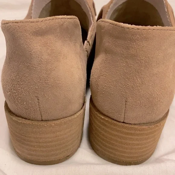 Beige Suede Ruffled Shoes - Picture 7 of 7